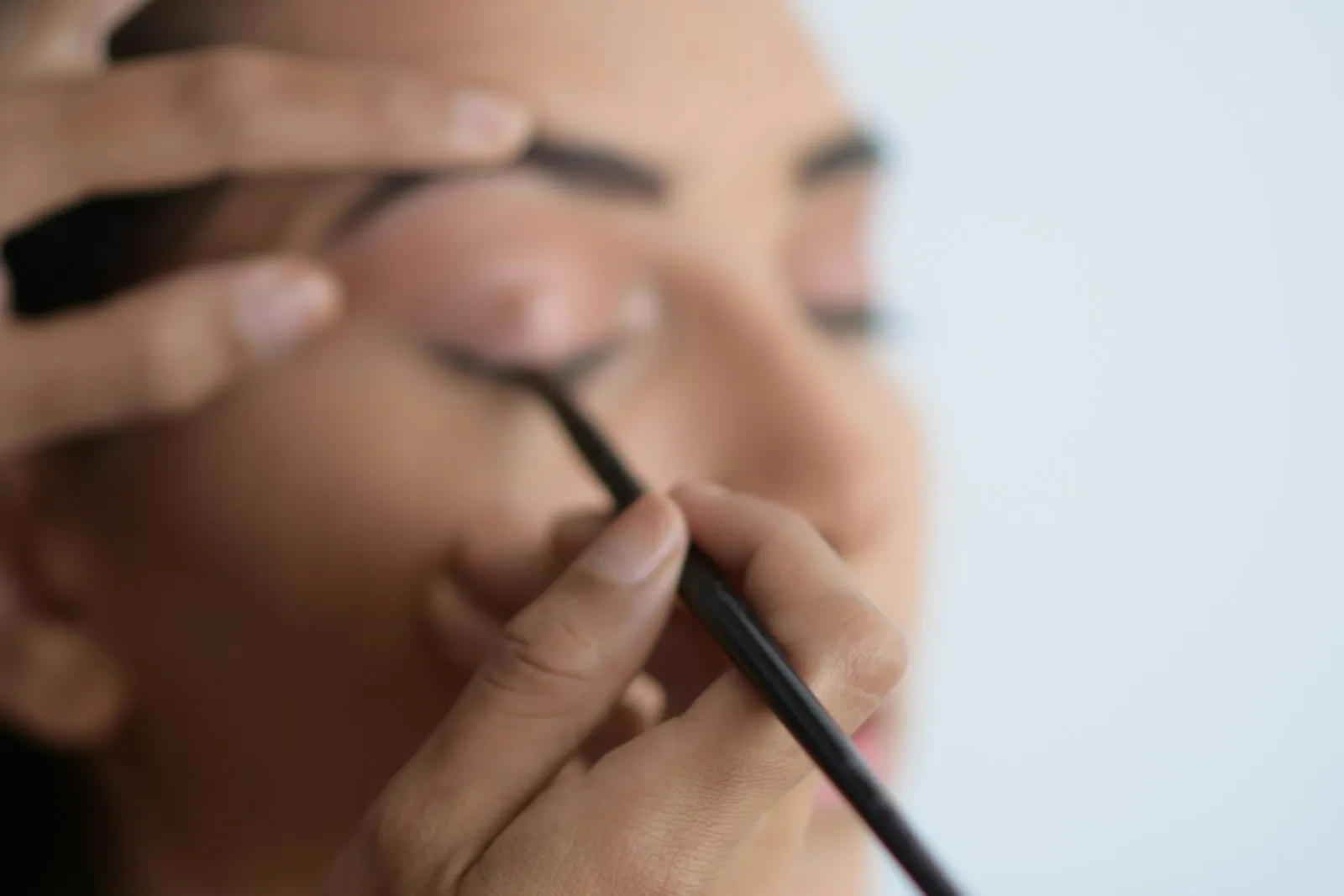 Applicazione di trucco permanente all'eyeliner